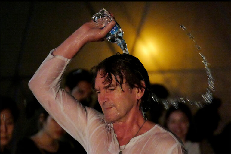 Mehr über den Artikel erfahren solo performance art